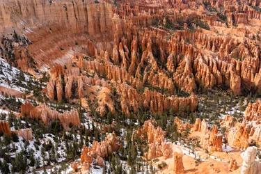 Hoodoos - erózió által létrehozott tornyok - a Bryce Canyon Nemzeti Parkban, Utah államban, 2019 (fotó)