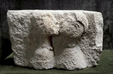 Ibér művészet: Az osunai csók (Beso de Osuna). Csókolózó férfit és nőt ábrázoló mészkő magas dombormű - II. vaskor, mérete 13,5 x 24 x 20 cm - Madrid, Nemzeti Régészeti Múzeum - Az osunai csók - Mészkő dombormű (M. 13,5 x 24 x 20 cm), Kr. e. 3. század.