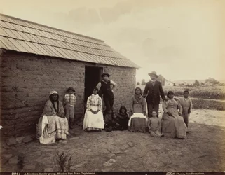 Mexikói családcsoport, San Juan Capistrano misszió, Kalifornia,1880 (fotó)