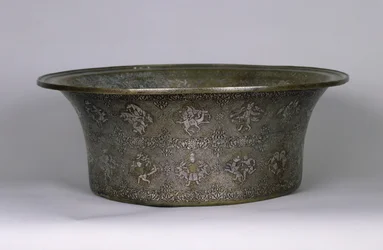 Medence Al-Malik Al-Adil szultán nevével (1143-1218) Ayyubid-korszak, 1238-40 (ezüst és réz)