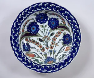 Virágos díszítésű edény, Iznik (kerámia)