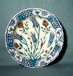 Iszlám művészet: kerámia lemez dekoráció Iznikből (a mai Nizza) Törökországból. 16. század. Sevres, Nemzeti Kerámiai Múzeum