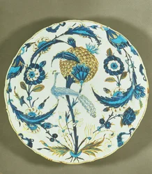 Iznik tál virágok között ülő páva festésével, Törökország, kb. 1550-55