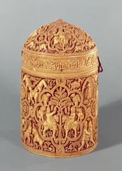 Pyx az udvari élet örömeit ábrázoló domborművel, Al-Mughira névvel, Abd-al-Rahman III kalifa fiával, Omajjád-korszakban, Cordobából, i.sz. 968 körül (lásd még 101673 és 15)