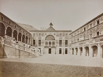 Album "Italie 1882, Nápoly, Pise, Gênes, Corniche": A monacói hercegi palota belső udvara