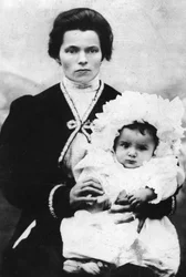 Benito Mussolini gyermekként édesanyjával, Rosa Maltonival - 1884 - Benito MUSSOLINI (1883-1945) édesanyja, Rosa Maltoni karjában.