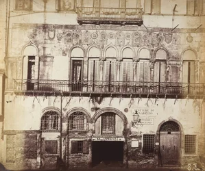 A velencei Sestriere di Cannaregio épületére építve