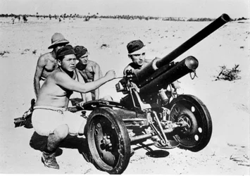 Olasz tankelhárító a líbiai sivatagban. 1941.