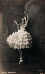 Balerina portréja, képeslap; a támogatás tartalmazza az "Anna Nelson" jelzést