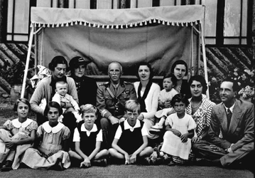 Az olasz királyi család. Középen Victor Emmanuel III (Vittorio Emanuele). Az ülő gyerekek közül balról a 3. Victor Emmanuel (Victor-Emmanuel) herceg (Vittorio Emanuele), jobbra az utolsó apja, II. Humbert (Umberto II.). 19