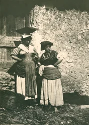 Két római vidéki földműves hagyományos ruhákban, Olaszország, 1910 körül