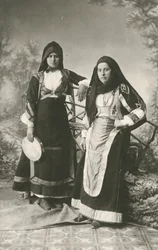 Két hagyományos ruhát viselő nő Belviből és Aritzóból, Szardínia, Olaszország, 1910 körül