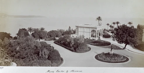 Kilátás Montecarlo egyik kertjére, a Monacói Hercegségben. A kert közepén, kilátással a tengerre, egy pavilon