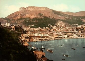 Kilátás Monaco városára, szemben a homonim öböllel, a Monacói Hercegségben, Franciaországban