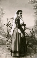 Hagyományos ruhát viselő nő, Szardínia, Olaszország, 1910 körül