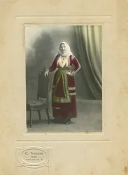 Hagyományos ruhát viselő nő, Szardínia, Olaszország, Camillo Toncker fotója, Róma, 1910 körül.