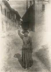 Fiatal nő hagyományos ruhát visel, Roccaraso, Abruzzo, Olaszország, 1905 körül