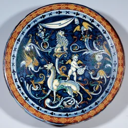 A Cafaggiolo fajansz csésze fantasztikus állatokat díszít. 1510-1520 Párizs, Louvre Múzeum