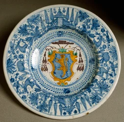 Bíborosi címer. Derutában készült kerámiatál, Olaszország. 1620 körül, Firenze, Museo Nazionale del Bargello