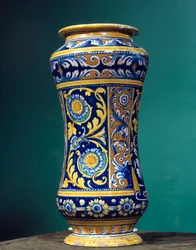 Hengeres váza albarello (gyógyszertár) majolic (maiolica) színben, váltakozó kék és narancssárga háttérrel. 1540-1550