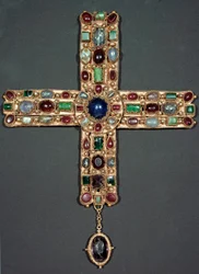 Lombard művészet: Aranykereszt és Berengario (Berenger) kövei (850-924) Olaszország királya és a Szent Birodalom császára. 9. századi Monza, Katedrális Múzeum - Lombard művészet: Berengario (Berenger) (850-924), Ital királyának arany és drágakő keresztje