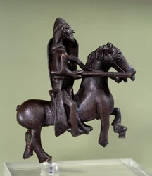 Román művészet: bronz lovag szobrocska páncéllal. Az olasz iskola bronzszobra. 11. vagy 12. század. Párizs, Louvre Múzeum