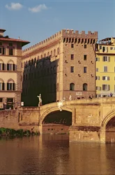Kilátás a Museo Ferragamo-ra és a Ponte Santa Trinitára