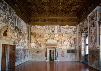 A Sala dellUdienza kilátása a Cappella dei Priori felé, Benedetto (1442-97) és Giuliano (1432-90) da Maiano, freskói Francesco de Rossi Salviati (kb. 1520-75) (restaurálás után)