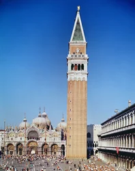 Kilátás a Campanile-ra és a San Marco-bazilikára