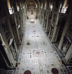 Kilátás Szentpétervár központi hajójára. Szent János-bazilika (St. Giovanni in Laterano)