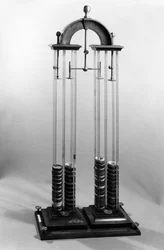 Voltaic cölöp (akkumulátor), amelyet Jacques Alexandre Charles (1746-1823) fizikus számára készített, Alessandro Volta (1745-1827) 1800 (fém és üveg)