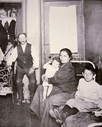 Bevándorló család, Lower East Side, New York City, 1910 körül (f/w fotó)
