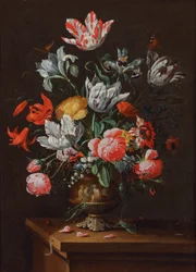 Tulipánok és más virágok egy festett kőedényből készült barokk vázában, fapárkányon, 1630-60 körül (olaj, vászon)