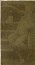 Tanulmány egy lépcsőn ülő férfi meztelen modellről, elölről nézve, kötéllel és masnival az ölében, Jacques de Lalaing stúdiójában