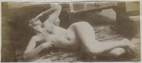 Egy tigrisbőrön fekvő női meztelen modell tanulmányozása Jacques de Lalaing stúdiójában