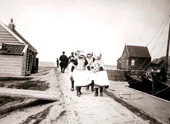Gyermekek a Marken-szigeten, Hollandiában, 1898