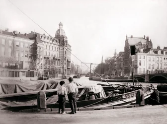 Két fiú egy csatorna mellett, Rotterdam, 1898.