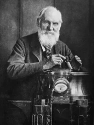 Lord Kelvin, skót matematikus és fizikus, iránytűjével, 1902