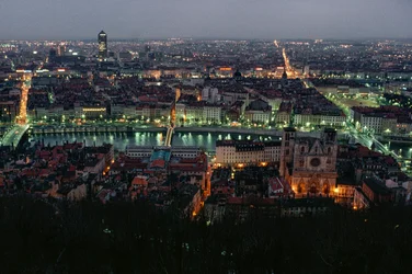 Lyon látképe a Pont de la Feuillite és a Pont Bonaparte között a twili ght....