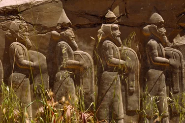Az ókori perzsa harcosokat ábrázoló dombormű a Persepolis bejáratánál. Persepolis, Irán.