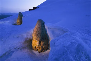 Nemrut Dagi síremlékei a hóba temetve. Nemrut Dagi, Nemrut-hegy, Törökország