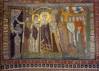 A mozaikok Theodóra császárnét kísérői között ábrázolják. San Vitale-templom, Ravenna, Olaszország.