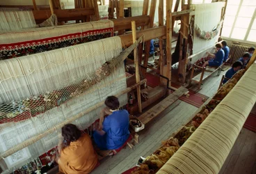 Nők dolgoznak egy nagy szőnyegszövő szövőszéknél. Kotel, Bulgária.
