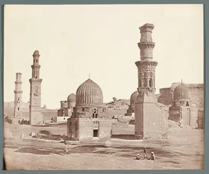 Egyiptom. Kairó. Déli nekropolisz. Előtérben az Ali Badr Al-Karafi mauzóleuma (1300-1310) melletti minaret, háttérben a mamlúk kori Kusum-minaret