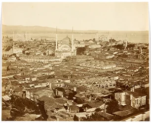 „Nuri Osmaniye” [Isztambul. Városi panoráma mecsetekkel: a Nuruosmaniye mecset (középen), a Kék mecset (jobbra a háttérben) és az Ayasofya (Hagia Sophia) (balra)]