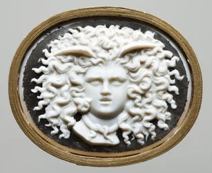 A Medusa – James Tassie műhely vezetője (1735-1799). Színes üveg, aranyozott papír