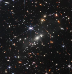 Lensing Galaxy Cluster (Webb első mélytere)