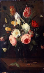 Rózsák, tulipánok és más virágok üvegvázában, rovarokkal, asztalon