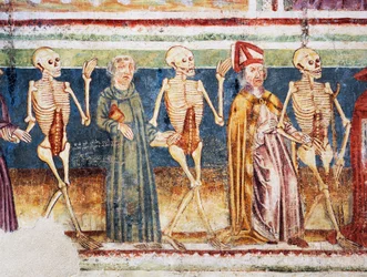 Hrastovlje erődtemplom, Szentháromság-templom, Halál kísérő püspök és szerzetes, Haláltánc (1490), részlet Janez Iz Kastva, Szlovénia freskóiból