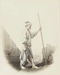 Japán férfi haranggal (kézzel festett fekete-fehér fotó)